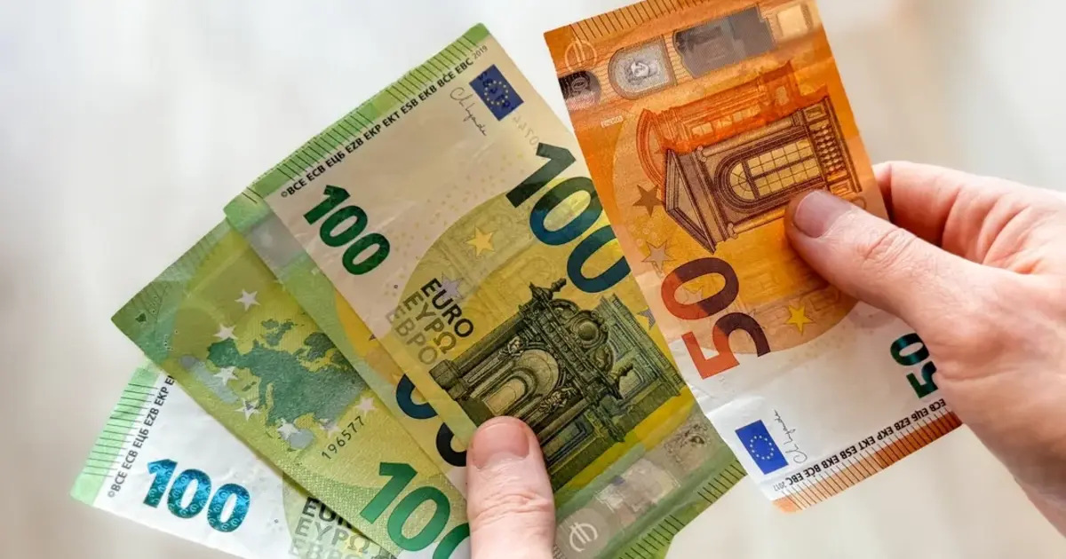 Η επιστροφή των ασφαλιστικών εισφορών στους νέους εργαζόμενους του ιδιωτικού τομέα αποτελεί ένα από τα πιο σημαντικά οικονομικά κίνητρα για την ενίσχυση της απασχόλησης το 2026, προσφέροντας μια άμεση «ένεση» ρευστότητας σε όσους κάνουν τα πρώτα τους βήματα στην αγορά εργασίας.