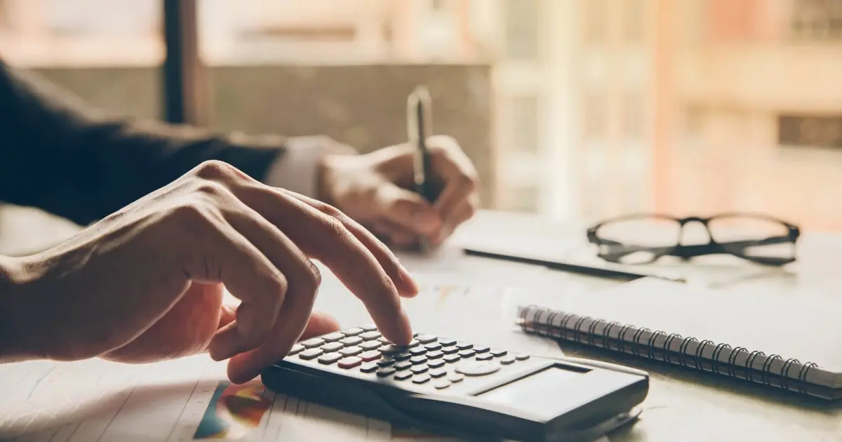 Ποια επιδόματα στον ιδιωτικό τομέα δεν ακολουθούν την άνοδο του κατώτατου μισθού και παραμένουν εγκλωβισμένα σε παλαιότερα επίπεδα, παρά την πρόσφατη αύξηση στα 920 ευρώ που ισχύει από την 1η Απριλίου 2026; Αυτό είναι το ερώτημα που κυριαρχεί στις συζητήσεις των εργαζομένων, οι οποίοι βλέπουν μεν το βασικό τους εισόδημα να ενισχύεται σημαντικά, διαπιστώνουν όμως ότι μια σειρά από κρίσιμες παροχές παραμένουν «ακίνητες», με αποτέλεσμα η πραγματική αύξηση στην τσέπη να είναι μικρότερη από την προσδοκώμενη.