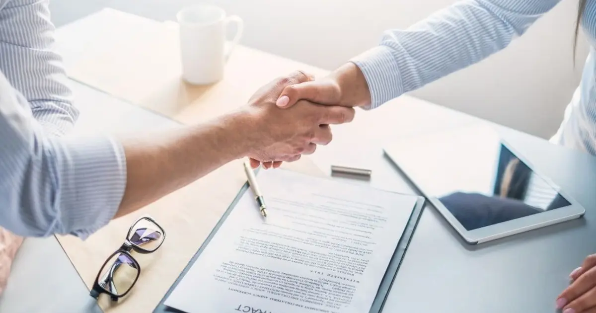 Η αγορά εργασίας «ζεσταίνεται» ενόψει του Πάσχα, με πέντε από τους μεγαλύτερους ομίλους της χώρας να ανοίγουν εκατοντάδες θέσεις εργασίας για να καλύψουν τις αυξημένες ανάγκες της εορταστικής περιόδου. Αν αναζητάτε το επόμενο επαγγελματικό σας βήμα στον ιδιωτικό τομέα, εταιρείες όπως η Lidl Hellas, η Inditex, η Jumbo, η AB Βασιλόπουλος και ο Όμιλος ΟΤΕ αναζητούν ήδη προσωπικό σε διάφορες ειδικότητες, προσφέροντας από εποχιακές συμβάσεις μέχρι μόνιμες θέσεις πλήρους απασχόλησης.