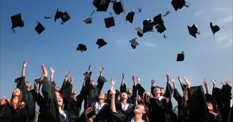 Σήμερα, τον Απρίλιο του 2026, με την εξεταστική περίοδο του Ιουνίου να πλησιάζει, είναι η κατάλληλη στιγμή να μάθετε ακριβώς τι δικαιούστε, πώς θα καταθέσετε την αίτηση και ποιος καλύπτει το κόστος αυτών των ημερών.