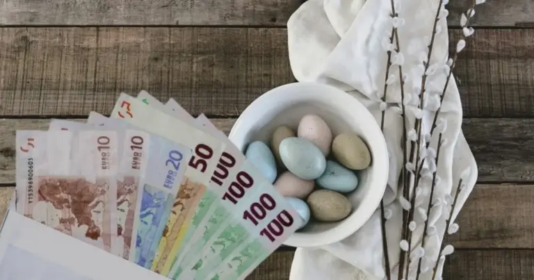 Σήμερα, Πέμπτη 9 Απριλίου, βρισκόμαστε στην τελική ευθεία πριν από τις γιορτές και είναι η κατάλληλη στιγμή για κάθε εργαζόμενο να γνωρίζει ακριβώς τι δικαιούται να λάβει, πώς υπολογίζεται το ποσό και ποιες είναι οι κινήσεις που πρέπει να γίνουν σε περίπτωση που ο εργοδότης δεν συμμορφωθεί με τα όσα ορίζει η εργατική νομοθεσία.