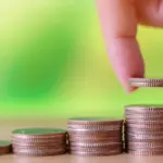 Το ερώτημα είναι σαφές και απασχολεί χιλιάδες εργαζόμενους: Δικαιούστε το επίδομα γάμου στον ιδιωτικό τομέα αν ο εργοδότης σας αρνείται να το καταβάλει ή αν ισχυρίζεται ότι «κόπηκε» λόγω των μνημονίων; Η απάντηση είναι πως, παρά τις αλλαγές που έφερε η οικονομική κρίση, το επίδομα γάμου παραμένει σε ισχύ για την πλειονότητα των μισθωτών, αρκεί να πληρούνται συγκεκριμένες προϋποθέσεις που ορίζει η Εθνική Γενική Συλλογική Σύμβαση Εργασίας (ΕΓΣΣΕ). Αν το βλέπετε να λείπει από την εκκαθάριση της μισθοδοσίας σας, υπάρχουν συγκεκριμένα βήματα που μπορείτε να ακολουθήσετε για να το διεκδικήσετε και να δικαιωθείτε.