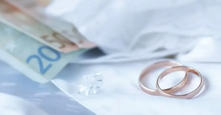 Το επίδομα γάμου στον ιδιωτικό τομέα δεν είναι προαιρετική παροχή ή «δώρο» του εργοδότη, αλλά μια θεσμοθετημένη αξίωση που πρέπει να καταβάλλεται στο ακέραιο, εφόσον πληρούνται οι προϋποθέσεις. Αν διαπιστώσετε ότι ο μισθός σας δεν περιλαμβάνει την προσαύξηση λόγω γάμου, έχετε συγκεκριμένα νομικά εργαλεία και βήματα που μπορείτε να ακολουθήσετε για να διεκδικήσετε τα χρήματά σας, ακόμα και αναδρομικά.