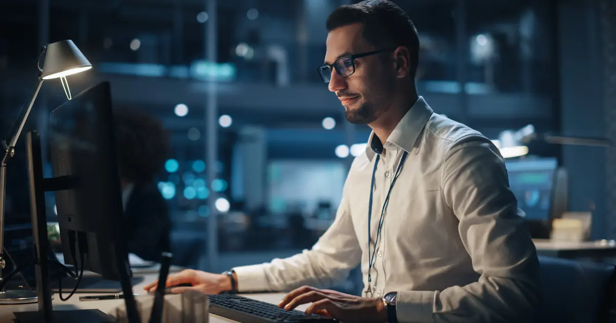 Η νυχτερινή εργασία στον ιδιωτικό τομέα το 2026 συνοδεύεται από μια πρόσθετη αμοιβή 25% επί του νόμιμου ωρομισθίου, η οποία καταβάλλεται σε κάθε εργαζόμενο που απασχολείται στο διάστημα μεταξύ 10 το βράδυ και 6 το πρωί. Ο υπολογισμός αυτός δεν είναι απλώς μια τυπική διαδικασία, αλλά ένα θεσμοθετημένο δικαίωμα που διασφαλίζει ότι η επιβάρυνση του βιολογικού ρυθμού και της κοινωνικής ζωής του εργαζόμενου αναγνωρίζεται οικονομικά.