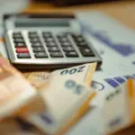 Πόσα χρήματα θα μπαίνουν τελικά στην τσέπη σας για κάθε ώρα εργασίας μετά την αύξηση του κατώτατου μισθού στα 920 ευρώ; Το ερώτημα αυτό απασχολεί χιλιάδες εργαζόμενους στον ιδιωτικό τομέα, καθώς η μεταβολή του βασικού μισθού συμπαρασύρει αυτόματα το ωρομίσθιο, τις υπερωρίες, τις προσαυξήσεις των νυχτερινών και των Κυριακών, αλλά και τα δώρα. Για να βρείτε την καθαρή ωριαία σας αποζημίωση, αρκεί ένας απλός μαθηματικός τύπος που μετατρέπει τον μηνιαίο μισθό σε ωρομίσθιο, λαμβάνοντας υπόψη το πλήρες ωράριο των 40 ωρών την εβδομάδα.