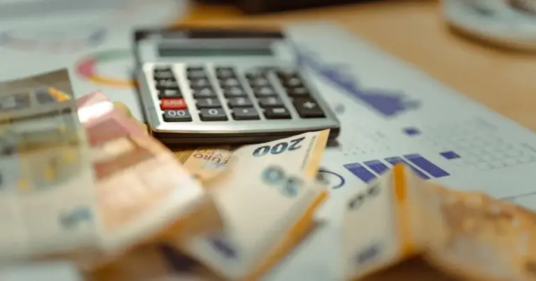 Πόσα χρήματα θα μπαίνουν τελικά στην τσέπη σας για κάθε ώρα εργασίας μετά την αύξηση του κατώτατου μισθού στα 920 ευρώ; Το ερώτημα αυτό απασχολεί χιλιάδες εργαζόμενους στον ιδιωτικό τομέα, καθώς η μεταβολή του βασικού μισθού συμπαρασύρει αυτόματα το ωρομίσθιο, τις υπερωρίες, τις προσαυξήσεις των νυχτερινών και των Κυριακών, αλλά και τα δώρα. Για να βρείτε την καθαρή ωριαία σας αποζημίωση, αρκεί ένας απλός μαθηματικός τύπος που μετατρέπει τον μηνιαίο μισθό σε ωρομίσθιο, λαμβάνοντας υπόψη το πλήρες ωράριο των 40 ωρών την εβδομάδα.