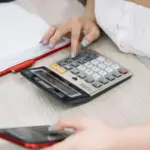 Πόσα χρήματα θα δείτε τελικά στον τραπεζικό σας λογαριασμό στο τέλος του μήνα ή μετά από κάθε μεροκάματο, τώρα που ο κατώτατος μισθός στην Ελλάδα ανεβαίνει στα 920 ευρώ μικτά; Αυτή είναι η ερώτηση που απασχολεί χιλιάδες εργαζόμενους στον ιδιωτικό τομέα, καθώς η διαφορά μεταξύ του «ονομαστικού» μισθού και των χρημάτων που μένουν στην τσέπη είναι συχνά μεγάλη λόγω των κρατήσεων.