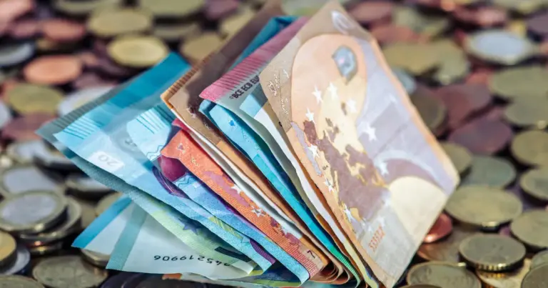 Το βασικό ερώτημα που απασχολεί κάθε επαγγελματία που συνεργάζεται με «μπλοκάκι» στον ιδιωτικό τομέα το 2026 είναι απλό: Πόσα χρήματα πρέπει να ζητήσω ανά ώρα για να μου μείνουν στην τσέπη όσα θα έπαιρνε ένας μισθωτός;