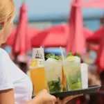 Η εργασία κατά την έκτη ημέρα της εβδομάδας στον τουριστικό κλάδο αμείβεται υποχρεωτικά με προσαύξηση 40% επί του ημερομισθίου, καθώς η εφαρμογή της εξαήμερης απασχόλησης σε επιχειρήσεις συνεχούς λειτουργίας αποτελεί πλέον θεσμοθετημένο πλαίσιο που συνδυάζει την κάλυψη των αυξημένων αναγκών της σεζόν με συγκεκριμένες μισθολογικές πρόνοιες. Καθώς βρισκόμαστε στις 20 Απριλίου 2026 και η τουριστική περίοδος ξεκινά, οι εργαζόμενοι σε ξενοδοχεία και εστίαση πρέπει να γνωρίζουν ότι η έκτη ημέρα δεν θεωρείται υπερωρία αλλά πρόσθετη εργασία με ειδικό καθεστώς αμοιβής.