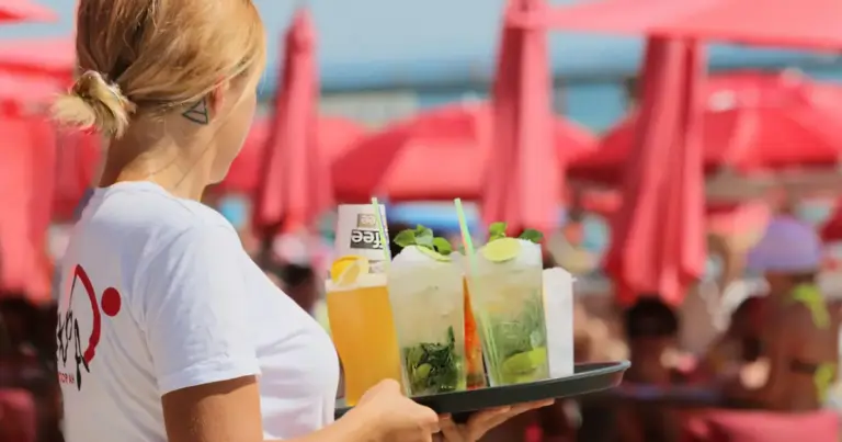 Η εργασία κατά την έκτη ημέρα της εβδομάδας στον τουριστικό κλάδο αμείβεται υποχρεωτικά με προσαύξηση 40% επί του ημερομισθίου, καθώς η εφαρμογή της εξαήμερης απασχόλησης σε επιχειρήσεις συνεχούς λειτουργίας αποτελεί πλέον θεσμοθετημένο πλαίσιο που συνδυάζει την κάλυψη των αυξημένων αναγκών της σεζόν με συγκεκριμένες μισθολογικές πρόνοιες. Καθώς βρισκόμαστε στις 20 Απριλίου 2026 και η τουριστική περίοδος ξεκινά, οι εργαζόμενοι σε ξενοδοχεία και εστίαση πρέπει να γνωρίζουν ότι η έκτη ημέρα δεν θεωρείται υπερωρία αλλά πρόσθετη εργασία με ειδικό καθεστώς αμοιβής.