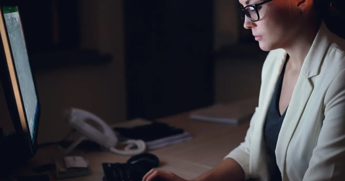 Πόσα χρήματα μπαίνουν τελικά στην τσέπη ενός εργαζόμενου στον ιδιωτικό τομέα όταν δουλεύει παραπάνω από το κανονικό του ωράριο, τώρα που ο βασικός μισθός ανέβηκε στα 920 ευρώ; Το ερώτημα αυτό απασχολεί χιλιάδες μισθωτούς που βλέπουν την καθημερινότητά τους να επεκτείνεται πέρα από το κλασικό οκτάωρο και θέλουν να γνωρίζουν με ακρίβεια πώς μεταφράζεται αυτός ο επιπλέον χρόνος στην εκκαθάριση της μισθοδοσίας τους.