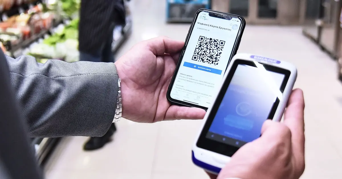 Η εποχή της χειρόγραφης καταγραφής του ωραρίου και των απλήρωτων «δεκάλεπτων» ανήκει πλέον οριστικά στο παρελθόν, καθώς η ψηφιακή κάρτα εργασίας μεταμορφώνει ριζικά τον τρόπο που δουλεύουμε και πληρωνόμαστε στον ιδιωτικό τομέα. Με την εφαρμογή του μέτρου να επεκτείνεται σε όλο και περισσότερες επιχειρήσεις, είναι απαραίτητο να αντιληφθούμε ότι αυτό το νέο εργαλείο δεν είναι απλώς ένας μηχανισμός ελέγχου, αλλά η επίσημη εγγύηση ότι κάθε ώρα εργασίας θα αποτυπώνεται με ακρίβεια δευτερολέπτου στο σύστημα ΕΡΓΑΝΗ.