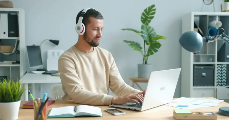 Η τηλεεργασία στον ιδιωτικό τομέα δεν αποτελεί πλέον μια έκτακτη λύση, αλλά μια παγιωμένη πραγματικότητα που φέρνει στο προσκήνιο κρίσιμα ζητήματα για τον τρόπο που υπολογίζονται οι τριετίες, τα επιδόματα θέσης και οι αποζημιώσεις για τα έξοδα κίνησης ή εξοπλισμού. Πολλοί εργαζόμενοι που απασχολούνται από το σπίτι ανησυχούν για το αν η απουσία από τον φυσικό χώρο της επιχείρησης επηρεάζει την εξέλιξη των μισθολογικών τους κλιμακίων ή αν επιτρέπει στον εργοδότη να περικόψει παροχές που θεωρούνταν δεδομένες κατά τη διά ζώσης εργασία.