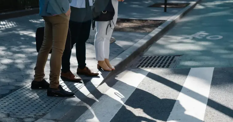 Από σήμερα τίθεται σε ισχύ το νέο αυστηρό πλαίσιο για τον δανεισμό εργαζομένων μέσω των Εταιρειών Προσωρινής Απασχόλησης (ΕΠΑ), αλλάζοντας ριζικά τον τρόπο που χιλιάδες υπάλληλοι στον ιδιωτικό τομέα παρέχουν τις υπηρεσίες τους σε τρίτες επιχειρήσεις. Αν εργάζεστε ως "ενοικιαζόμενος" ή αν η επιχείρησή σας χρησιμοποιεί προσωπικό μέσω ΕΠΑ, πρέπει να γνωρίζετε ότι οι νέες ρυθμίσεις βάζουν "φρένο" στις ατέρμονες ανανεώσεις συμβάσεων και θεσπίζουν αυστηρότερα κριτήρια για τις αμοιβές και την ασφάλεια, με στόχο να μπει τέλος στην εργασιακή ομηρία και την αβεβαιότητα.