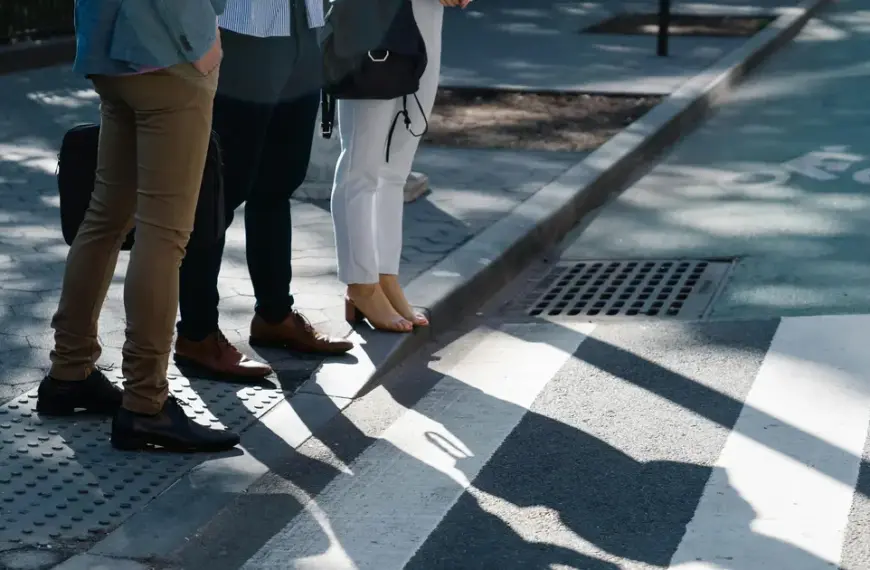 Από σήμερα τίθεται σε ισχύ το νέο αυστηρό πλαίσιο για τον δανεισμό εργαζομένων μέσω των Εταιρειών Προσωρινής Απασχόλησης (ΕΠΑ), αλλάζοντας ριζικά τον τρόπο που χιλιάδες υπάλληλοι στον ιδιωτικό τομέα παρέχουν τις υπηρεσίες τους σε τρίτες επιχειρήσεις. Αν εργάζεστε ως "ενοικιαζόμενος" ή αν η επιχείρησή σας χρησιμοποιεί προσωπικό μέσω ΕΠΑ, πρέπει να γνωρίζετε ότι οι νέες ρυθμίσεις βάζουν "φρένο" στις ατέρμονες ανανεώσεις συμβάσεων και θεσπίζουν αυστηρότερα κριτήρια για τις αμοιβές και την ασφάλεια, με στόχο να μπει τέλος στην εργασιακή ομηρία και την αβεβαιότητα.