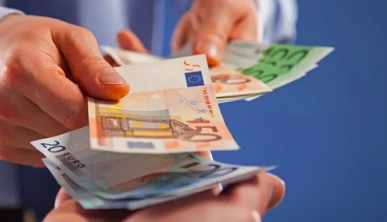 Από την 1η Απριλίου 2026, ο νέος βασικός μισθός είναι υποχρεωτικός για όλους τους εργαζόμενους του ιδιωτικού τομέα που αμείβονται με τα κατώτατα όρια, ενώ η μη καταβολή του συνιστά σοβαρή εργατική παράβαση με βαριά πρόστιμα για τις επιχειρήσεις