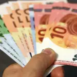 Το Δώρο Πάσχα δεν είναι μια οικειοθελής παροχή του εργοδότη ή ένα «φιλοδώρημα» λόγω των ημερών, αλλά ένας επιπλέον μισθός που κατοχυρώνεται από τη νομοθεσία για όλους τους εργαζόμενους στον ιδιωτικό τομέα. Αν το ποσό δεν έχει εμφανιστεί στον λογαριασμό σας, θα πρέπει να γνωρίζετε ότι έχετε συγκεκριμένα νομικά εργαλεία στα χέρια σας για να διεκδικήσετε τα χρήματά σας άμεσα, καθώς η μη καταβολή του αποτελεί ποινικό αδίκημα που διώκεται με την αυτόφωρη διαδικασία. Η προθεσμία για την πληρωμή του Δώρου Πάσχα λήγει αυστηρά τη Μεγάλη Τετάρτη κάθε έτους. Είναι σημαντικό να ξέρετε πώς να κινηθείτε ψύχραιμα αλλά αποφασιστικά, χωρίς να χάσετε τα δικαιώματά σας.