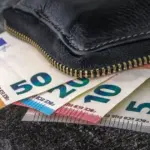 Μετά το "ξεπάγωμα" των τριετιών από την 1η Ιανουαρίου, η ενσωμάτωση των προσαυξήσεων στις αποδοχές των εργαζομένων του ιδιωτικού τομέα δεν είναι προαιρετική επιλογή για την επιχείρηση, αλλά νομική υποχρέωση που συνδέεται άρρηκτα με τον κατώτατο μισθό και τις συλλογικές συμβάσεις.