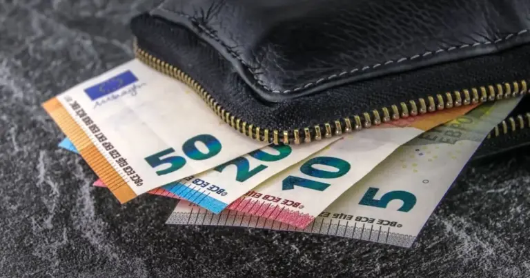 Μετά το "ξεπάγωμα" των τριετιών από την 1η Ιανουαρίου, η ενσωμάτωση των προσαυξήσεων στις αποδοχές των εργαζομένων του ιδιωτικού τομέα δεν είναι προαιρετική επιλογή για την επιχείρηση, αλλά νομική υποχρέωση που συνδέεται άρρηκτα με τον κατώτατο μισθό και τις συλλογικές συμβάσεις.