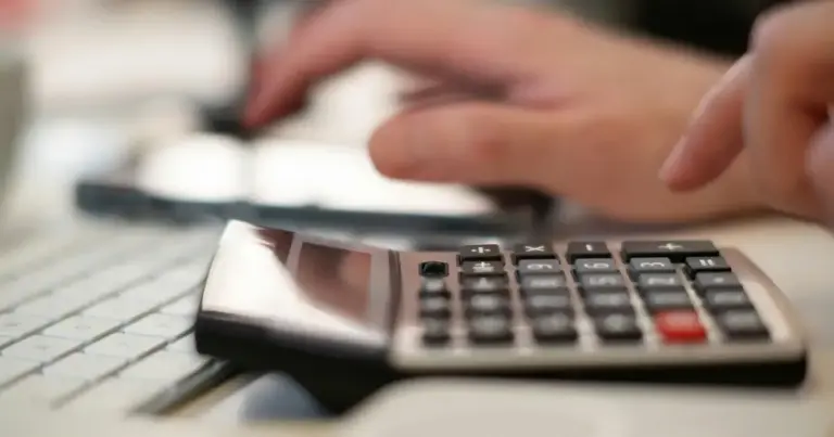 Ο νέος κατώτατος μισθός των 920 ευρώ είναι πλέον πραγματικότητα, φέρνοντας μαζί του μια σειρά από αλλαγές στον τρόπο που υπολογίζονται οι αποδοχές χιλιάδων εργαζομένων, με το βασικό ημερομίσθιο να διαμορφώνεται πλέον στα 41,09 ευρώ. Αυτή η αύξηση δεν επηρεάζει μόνο τον "καθαρό" μισθό που μπαίνει στην τσέπη κάθε μήνα, αλλά συμπαρασύρει μια ολόκληρη αλυσίδα παροχών, από τις τριετίες και το επίδομα γάμου μέχρι τις υπερωρίες και τα νυχτερινά, καθιστώντας απαραίτητο για κάθε εργαζόμενο και εργοδότη να γνωρίζει τα ακριβή νούμερα της νέας εργασιακής πραγματικότητας.