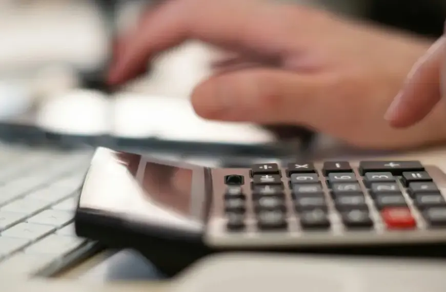 Ο νέος κατώτατος μισθός των 920 ευρώ είναι πλέον πραγματικότητα, φέρνοντας μαζί του μια σειρά από αλλαγές στον τρόπο που υπολογίζονται οι αποδοχές χιλιάδων εργαζομένων, με το βασικό ημερομίσθιο να διαμορφώνεται πλέον στα 41,09 ευρώ. Αυτή η αύξηση δεν επηρεάζει μόνο τον "καθαρό" μισθό που μπαίνει στην τσέπη κάθε μήνα, αλλά συμπαρασύρει μια ολόκληρη αλυσίδα παροχών, από τις τριετίες και το επίδομα γάμου μέχρι τις υπερωρίες και τα νυχτερινά, καθιστώντας απαραίτητο για κάθε εργαζόμενο και εργοδότη να γνωρίζει τα ακριβή νούμερα της νέας εργασιακής πραγματικότητας.