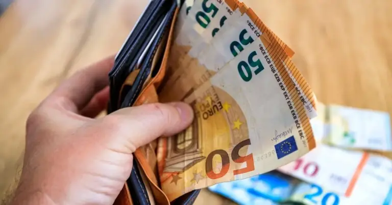 Ακριβώς 920 ευρώ θα είναι ο νέος κατώτατος μισθός που φέρνει μαζί του μια σειρά από αλλαγές στην καθημερινότητα χιλιάδων εργαζομένων, όμως το ερώτημα που καίει όλους όσοι αμείβονται με τα κατώτατα όρια είναι ένα: «Πόσα χρήματα θα μπουν τελικά στην τσέπη μου και πώς υπολογίζεται το πρώτο καθαρό μεροκάματο;».