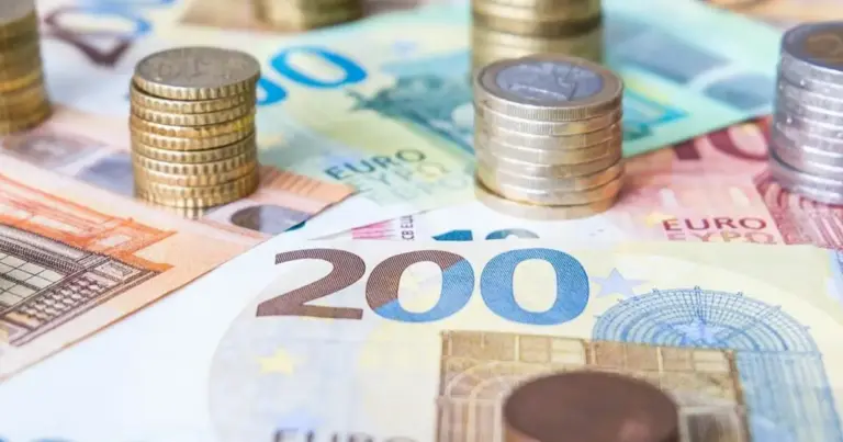 Το τοπίο στις αμοιβές του ιδιωτικού τομέα αλλάζει οριστικά από σήμερα, 1η Απριλίου 2026, καθώς τίθεται σε εφαρμογή η νέα αναπροσαρμογή στον κατώτατο μισθό. Η αύξηση αυτή, που αγγίζει το 4,55%, φέρνει τον βασικό μισθό στα 920 ευρώ μικτά, ενισχύοντας το εισόδημα χιλιάδων εργαζομένων.