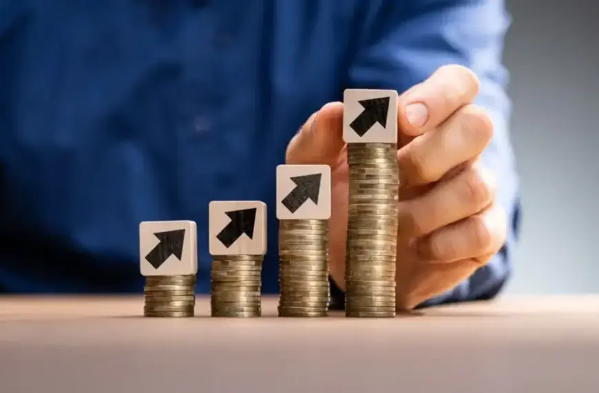 Η αύξηση αυτή έρχεται σε μια περίοδο που το κόστος διαβίωσης πιέζει τα νοικοκυριά, και η σύνδεση του κατώτατου μισθού με τα επιδόματα του ΔΥΠΑ (πρώην ΟΑΕΔ) λειτουργεί ως ένα δίχτυ προστασίας για τις πιο ευάλωτες ομάδες. Ας δούμε αναλυτικά ποιοι είναι οι κερδισμένοι αυτής της αλλαγής και πώς διαμορφώνονται τα νέα ποσά που θα βλέπετε στις πληρωμές σας από αυτόν τον μήνα.