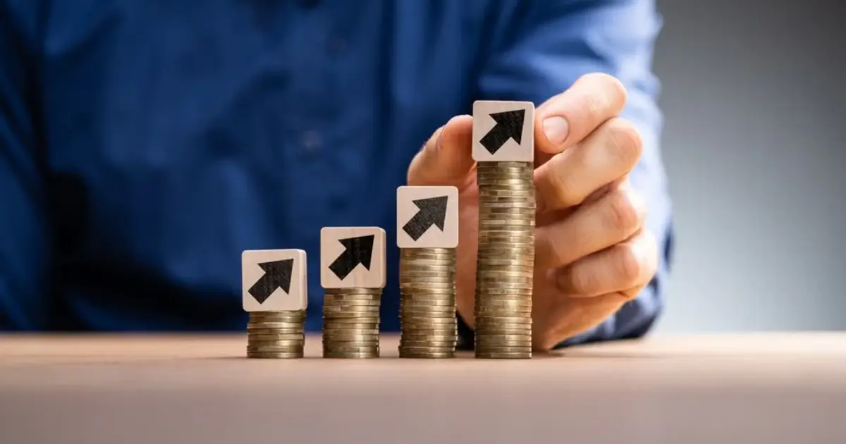 Η αύξηση αυτή έρχεται σε μια περίοδο που το κόστος διαβίωσης πιέζει τα νοικοκυριά, και η σύνδεση του κατώτατου μισθού με τα επιδόματα του ΔΥΠΑ (πρώην ΟΑΕΔ) λειτουργεί ως ένα δίχτυ προστασίας για τις πιο ευάλωτες ομάδες. Ας δούμε αναλυτικά ποιοι είναι οι κερδισμένοι αυτής της αλλαγής και πώς διαμορφώνονται τα νέα ποσά που θα βλέπετε στις πληρωμές σας από αυτόν τον μήνα.