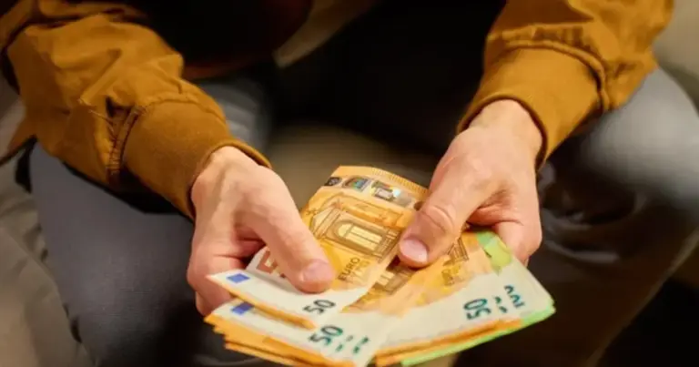 Το καθαρό ποσό που πρέπει να δείτε στον τραπεζικό σας λογαριασμό μετά την αύξηση του κατώτατου μισθού στα 920 ευρώ μικτά, η οποία τέθηκε σε ισχύ από την 1η Απριλίου 2026, ανέρχεται πλέον στα 775 ευρώ για έναν εργαζόμενο χωρίς προϋπηρεσία και παιδιά. Αν ο μισθός που πιστώθηκε στην τράπεζα παραμένει στα επίπεδα των 830 ή 850 ευρώ μικτά που ίσχυαν παλαιότερα, τότε ο εργοδότης σας είτε παρέλειψε να εφαρμόσει τη νέα νομοθεσία, είτε προχώρησε σε συμψηφισμούς που οφείλετε να ελέγξετε άμεσα στο εκκαθαριστικό σας σημείωμα.