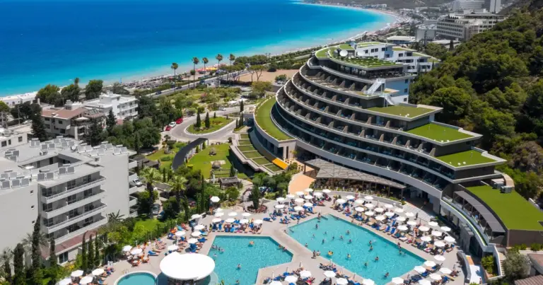 Σε πλήρη εξέλιξη βρίσκεται από σήμερα, Τρίτη 21 Απριλίου, η διαδικασία υποβολής αιτήσεων για το πρόγραμμα «Κοινωνικός Τουρισμός 2026» της ΔΥΠΑ. Η πλατφόρμα υποδέχεται τους πρώτους δικαιούχους, σηματοδοτώντας την έναρξη για τις φετινές επιδοτούμενες διακοπές που θα ξεκινήσουν ήδη από την 1η Μαΐου.