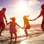 Η προθεσμία για τις αιτήσεις στο πρόγραμμα Κοινωνικός Τουρισμός 2026 παρατείνεται για όλους τους ΑΦΜ μέχρι την Τετάρτη 29 Απριλίου 2026 στις 23:59, δίνοντας μια τελευταία ευκαιρία σε όσους δεν πρόλαβαν να υποβάλουν τη δήλωσή τους τις προηγούμενες ημέρες. Η διοίκηση της ΔΥΠΑ αποφάσισε να ανοίξει ξανά το σύστημα χωρίς τον περιορισμό του λήγοντος ψηφίου, καθώς η ζήτηση φέτος ξεπέρασε κάθε προσδοκία, με τον προϋπολογισμό να αγγίζει τα 50 εκατομμύρια ευρώ για συνολικά 300.000 επιταγές (vouchers).