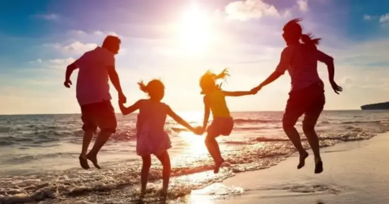 Η προθεσμία για τις αιτήσεις στο πρόγραμμα Κοινωνικός Τουρισμός 2026 παρατείνεται για όλους τους ΑΦΜ μέχρι την Τετάρτη 29 Απριλίου 2026 στις 23:59, δίνοντας μια τελευταία ευκαιρία σε όσους δεν πρόλαβαν να υποβάλουν τη δήλωσή τους τις προηγούμενες ημέρες. Η διοίκηση της ΔΥΠΑ αποφάσισε να ανοίξει ξανά το σύστημα χωρίς τον περιορισμό του λήγοντος ψηφίου, καθώς η ζήτηση φέτος ξεπέρασε κάθε προσδοκία, με τον προϋπολογισμό να αγγίζει τα 50 εκατομμύρια ευρώ για συνολικά 300.000 επιταγές (vouchers).