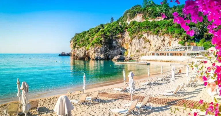 Το πρόγραμμα Κοινωνικός Τουρισμός 2026 της ΔΥΠΑ συγκεντρώνει ρεκόρ συμμετοχής, με πάνω από 340.000 αιτήσεις μέχρι στιγμής. Λόγω τεχνικών προβλημάτων και καθυστερήσεων στην πλατφόρμα, η προθεσμία υποβολής αιτήσεων παρατάθηκε έως την Κυριακή 3 Μαΐου 2026 στις 23:59.