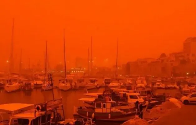 Σε όλη την Κρήτη, τα σχολεία θα παραμείνουν κλειστά την Πέμπτη 2 Απριλίου. Η απόφαση ελήφθη λόγω της εξαιρετικά υψηλής συγκέντρωσης αφρικανικής σκόνης, η οποία καθιστά την παραμονή σε εξωτερικούς χώρους επικίνδυνη για την υγεία.