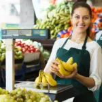 Με την τουριστική περίοδο να έχει ήδη ξεκινήσει, οι προσλήψεις αφορούν τόσο μόνιμη όσο και εποχική απασχόληση, με τις ειδικότητες να ξεκινούν από υπαλλήλους ταμείου και πωλητές έως οδηγούς και στελέχη διοίκησης.