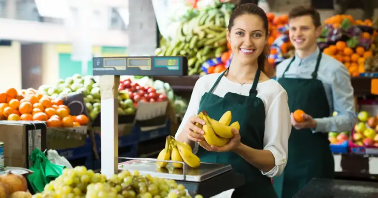Με την τουριστική περίοδο να έχει ήδη ξεκινήσει, οι προσλήψεις αφορούν τόσο μόνιμη όσο και εποχική απασχόληση, με τις ειδικότητες να ξεκινούν από υπαλλήλους ταμείου και πωλητές έως οδηγούς και στελέχη διοίκησης.