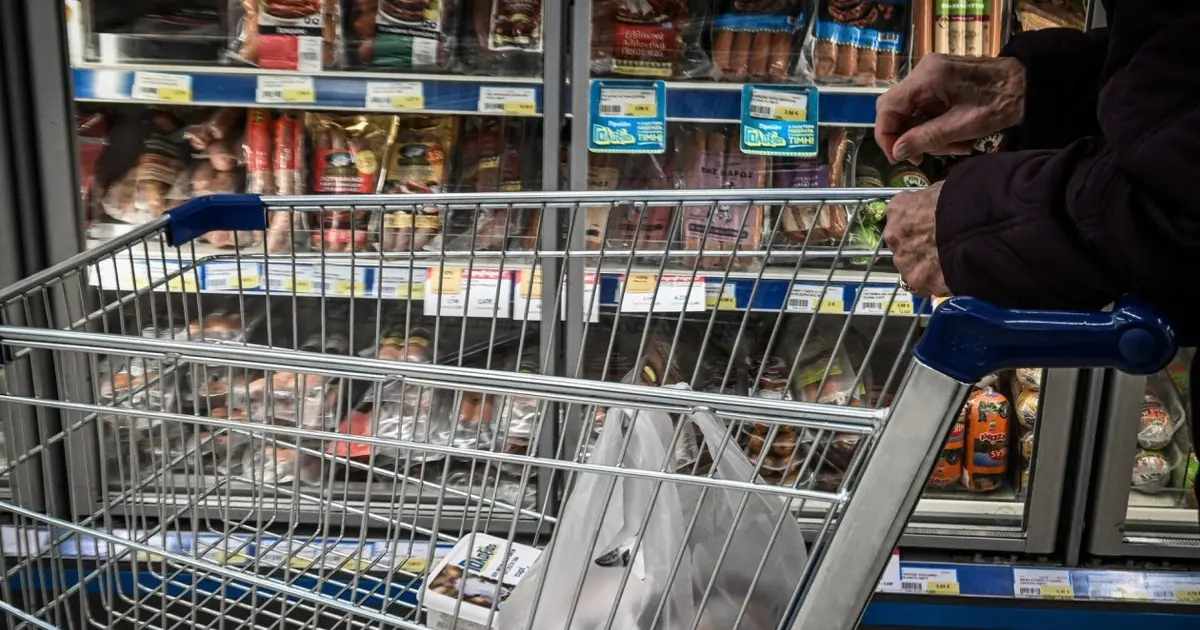 Σήμερα, Μεγάλη Παρασκευή 10 Απριλίου 2026, το ωράριο λειτουργίας των καταστημάτων είναι διαφοροποιημένο λόγω της ημέρας πένθους, ενώ υπάρχουν συγκεκριμένοι κανόνες για το πώς αμείβονται οι εργαζόμενοι που βρίσκονται στις επάλξεις.