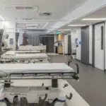 Η αγωνία χιλιάδων υποψηφίων για την έκδοση των προσωρινών πινάκων της προκήρυξης 4Κ κορυφώνεται, καθώς η στελέχωση των δημόσιων νοσοκομείων με μόνιμο προσωπικό αποτελεί την απόλυτη προτεραιότητα του ΑΣΕΠ για το τρέχον διάστημα. Σύμφωνα με τις τελευταίες πληροφορίες από την οδό Πουλίου, η επεξεργασία των αιτήσεων βρίσκεται στην τελική ευθεία, με στόχο οι πρώτοι πίνακες κατάταξης να αναρτηθούν μέσα στις επόμενες εβδομάδες, δίνοντας τέλος στην αναμονή για νοσηλευτές και παραϊατρικό προσωπικό που διεκδικούν μια θέση στο Εθνικό Σύστημα Υγείας.