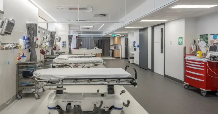 Η αγωνία χιλιάδων υποψηφίων για την έκδοση των προσωρινών πινάκων της προκήρυξης 4Κ κορυφώνεται, καθώς η στελέχωση των δημόσιων νοσοκομείων με μόνιμο προσωπικό αποτελεί την απόλυτη προτεραιότητα του ΑΣΕΠ για το τρέχον διάστημα. Σύμφωνα με τις τελευταίες πληροφορίες από την οδό Πουλίου, η επεξεργασία των αιτήσεων βρίσκεται στην τελική ευθεία, με στόχο οι πρώτοι πίνακες κατάταξης να αναρτηθούν μέσα στις επόμενες εβδομάδες, δίνοντας τέλος στην αναμονή για νοσηλευτές και παραϊατρικό προσωπικό που διεκδικούν μια θέση στο Εθνικό Σύστημα Υγείας.