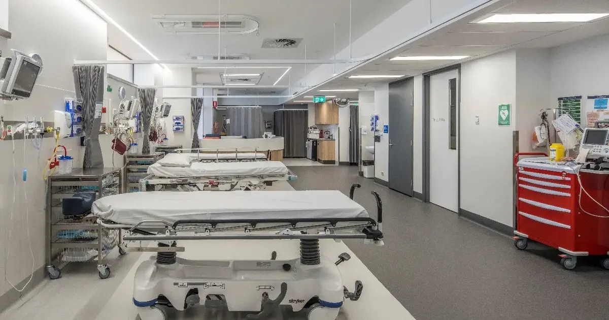 Η αγωνία χιλιάδων υποψηφίων για την έκδοση των προσωρινών πινάκων της προκήρυξης 4Κ κορυφώνεται, καθώς η στελέχωση των δημόσιων νοσοκομείων με μόνιμο προσωπικό αποτελεί την απόλυτη προτεραιότητα του ΑΣΕΠ για το τρέχον διάστημα. Σύμφωνα με τις τελευταίες πληροφορίες από την οδό Πουλίου, η επεξεργασία των αιτήσεων βρίσκεται στην τελική ευθεία, με στόχο οι πρώτοι πίνακες κατάταξης να αναρτηθούν μέσα στις επόμενες εβδομάδες, δίνοντας τέλος στην αναμονή για νοσηλευτές και παραϊατρικό προσωπικό που διεκδικούν μια θέση στο Εθνικό Σύστημα Υγείας.