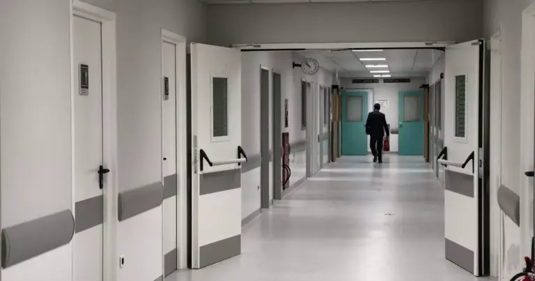 Η εικόνα που έχουμε για τα νοσοκομεία συνήθως περιορίζεται στο ιατρικό και νοσηλευτικό προσωπικό, όμως η «καρδιά» της λειτουργίας τους χτυπά στα διοικητικά γραφεία.