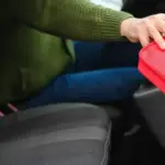 Από τις 18 Ιουνίου, κάθε όχημα που κυκλοφορεί στους ελληνικούς δρόμους οφείλει να είναι εξοπλισμένο με ένα πλήρες, σύγχρονο και λειτουργικό κιτ πρώτων βοηθειών. Δεν πρόκειται απλώς για μια γραφειοκρατική υποχρέωση, αλλά για μια κίνηση που στοχεύει στην ουσιαστική οδική ασφάλεια.