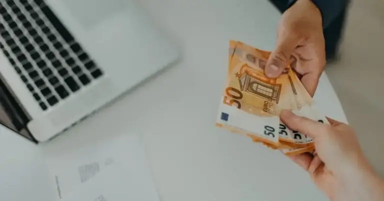 Πόσα χρήματα θα μπουν τελικά στην τσέπη σας με τη νέα αύξηση του κατώτατου μισθού στα 920 ευρώ; Αυτό είναι το ερώτημα που απασχολεί χιλιάδες εργαζόμενους στον ιδιωτικό τομέα από τη στιγμή που ανακοινώθηκαν οι νέες κλίμακες. Η μετάβαση από το μικτό ποσό στο καθαρό δεν είναι πάντα μια απλή αφαίρεση, καθώς υπεισέρχονται οι ασφαλιστικές κρατήσεις, ο φόρος εισοδήματος και φυσικά οι τριετίες που αλλάζουν τα δεδομένα για τους παλαιότερους στον εργασιακό στίβο.