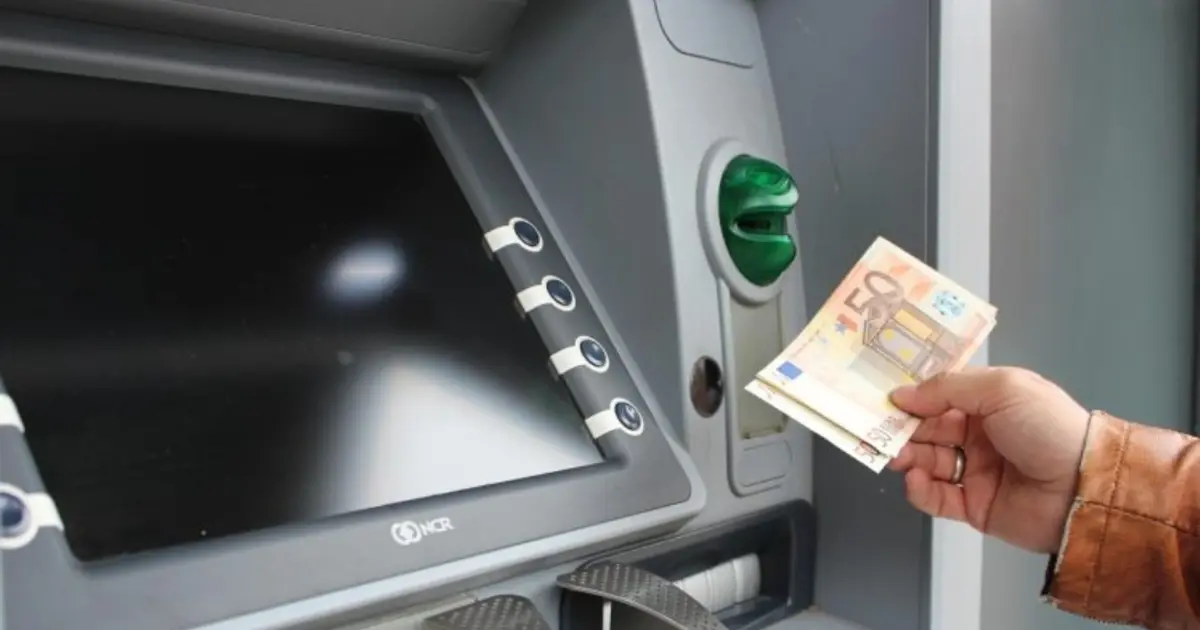 Το φετινό δώρο Πάσχα 2026 θα είναι αυξημένο για χιλιάδες εργαζόμενους του ιδιωτικού τομέα, καθώς η άνοδος του κατώτατου μισθού στα 920 ευρώ που τίθεται σε ισχύ από σήμερα, 1η Απριλίου, συμπαρασύρει απευθείας τον υπολογισμό του. Επειδή το δώρο υπολογίζεται με βάση τις καταβαλλόμενες αποδοχές που ισχύουν τη 15η ημέρα πριν από το Πάσχα, η χρονική στιγμή της αύξησης λειτουργεί υπέρ των εργαζομένων, εξασφαλίζοντας περισσότερα χρήματα στην τσέπη λίγο πριν από τις γιορτές.