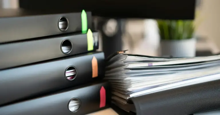 Η διαδικασία συμμετοχής σε προκηρύξεις του ΑΣΕΠ ή άλλων φορέων μοιάζει συχνά με «αγώνα δρόμου» μέσα σε έναν λαβύρινθο γραφειοκρατίας. Ωστόσο, η εμπειρία δείχνει ότι οι περισσότεροι υποψήφιοι δεν χάνουν τη θέση επειδή δεν είχαν τα προσόντα, αλλά επειδή τα δικαιολογητικά τους δεν ήταν σύμφωνα με τις αυστηρές προδιαγραφές που ορίζει η εκάστοτε προκήρυξη. Με την ψηφιοποίηση του κράτους να προχωρά, οι απαιτήσεις έχουν αλλάξει, και πλέον ο «φάκελος» δεν είναι πάντα ένα ντοσιέ, αλλά μια σειρά από ψηφιακά αρχεία που πρέπει να είναι άψογα οργανωμένα.