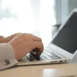 Η σωστή υποβολή της ηλεκτρονικής αίτησης στο ΑΣΕΠ το 2026 απαιτεί την προηγούμενη οριστικοποίηση του ψηφιακού μητρώου και την πληρωμή του ηλεκτρονικού παραβόλου, καθώς οποιοδήποτε τεχνικό λάθος σε αυτά τα στάδια οδηγεί σε αυτόματη απόρριψη χωρίς δικαίωμα διόρθωσης μετά τη λήξη της προθεσμίας. Με τον φόρτο εργασίας στην ανεξάρτητη αρχή να αυξάνεται λόγω των νέων προκηρύξεων για την υγεία και τους δήμους, η γνώση των τεχνικών λεπτομερειών είναι η μόνη δικλείδα ασφαλείας για να μην πάνε χαμένα τα προσόντα σας.