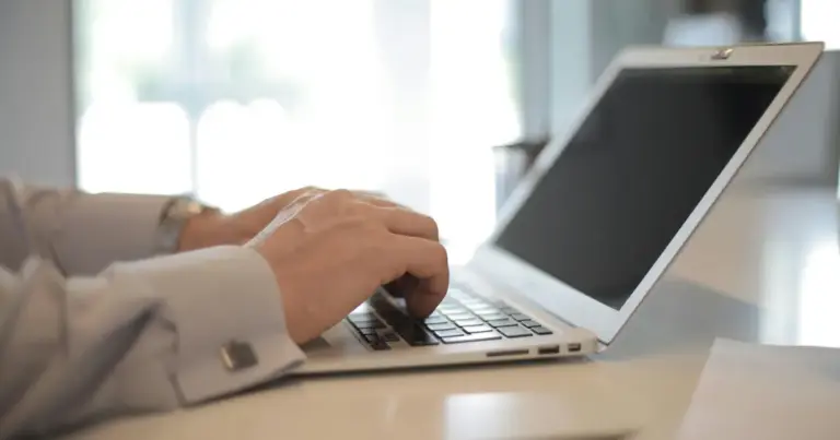 Η σωστή υποβολή της ηλεκτρονικής αίτησης στο ΑΣΕΠ το 2026 απαιτεί την προηγούμενη οριστικοποίηση του ψηφιακού μητρώου και την πληρωμή του ηλεκτρονικού παραβόλου, καθώς οποιοδήποτε τεχνικό λάθος σε αυτά τα στάδια οδηγεί σε αυτόματη απόρριψη χωρίς δικαίωμα διόρθωσης μετά τη λήξη της προθεσμίας. Με τον φόρτο εργασίας στην ανεξάρτητη αρχή να αυξάνεται λόγω των νέων προκηρύξεων για την υγεία και τους δήμους, η γνώση των τεχνικών λεπτομερειών είναι η μόνη δικλείδα ασφαλείας για να μην πάνε χαμένα τα προσόντα σας.