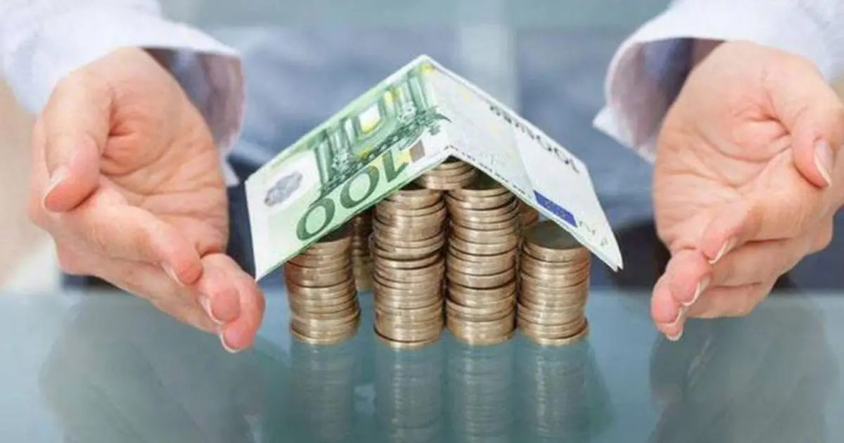 Το επίδομα ενοικίου για το 2026 ανοίγει την πόρτα σε χιλιάδες επιπλέον νοικοκυριά, καθώς τα διευρυμένα εισοδηματικά όρια που ανακοινώθηκαν πρόσφατα αυξάνουν το πλαφόν έως και τα 25.000 ευρώ για τον άγαμο και τα 35.000 ευρώ για τους έγγαμους. Η αλλαγή αυτή, που ισχύει ήδη για τις νέες αιτήσεις, στοχεύει στην ανακούφιση της μεσαίας τάξης από το αυξημένο κόστος στέγασης, ενσωματώνοντας παράλληλα επιπλέον προσαυξήσεις για κάθε παιδί.