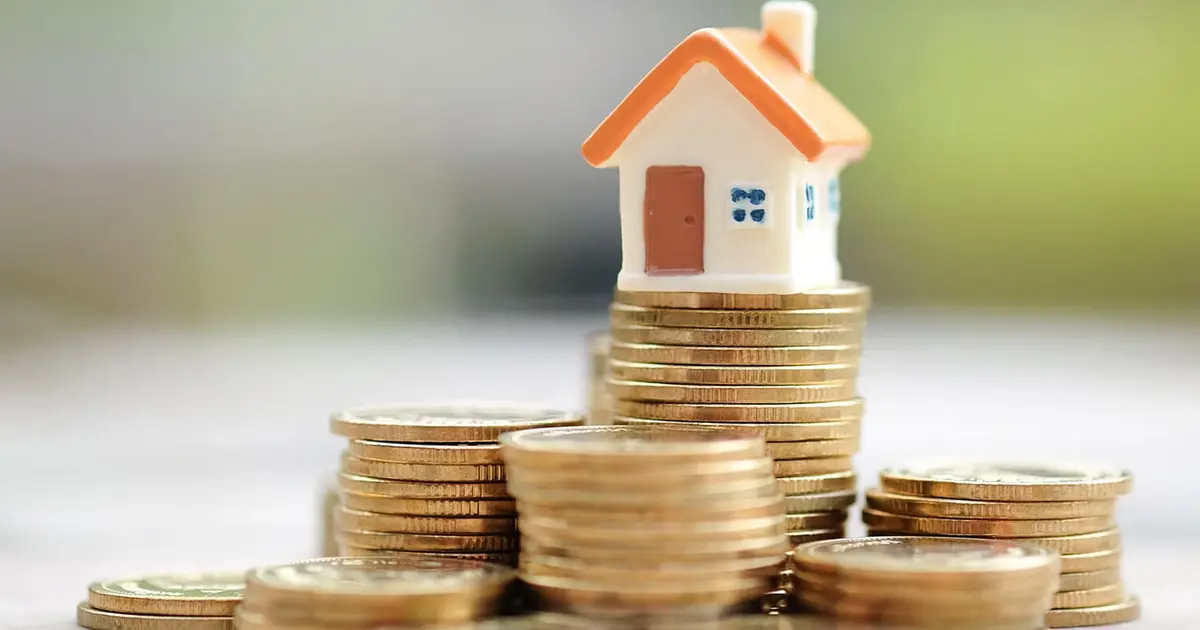 Η αίτηση υποβάλλεται ψηφιακά μέσω ειδικής πλατφόρμας που ανοίγει τις επόμενες ημέρες, ενώ για πολλές κατηγορίες ευάλωτων πολιτών η καταβολή θα γίνει αυτόματα, χωρίς να απαιτείται καμία ενέργεια από την πλευρά τους.